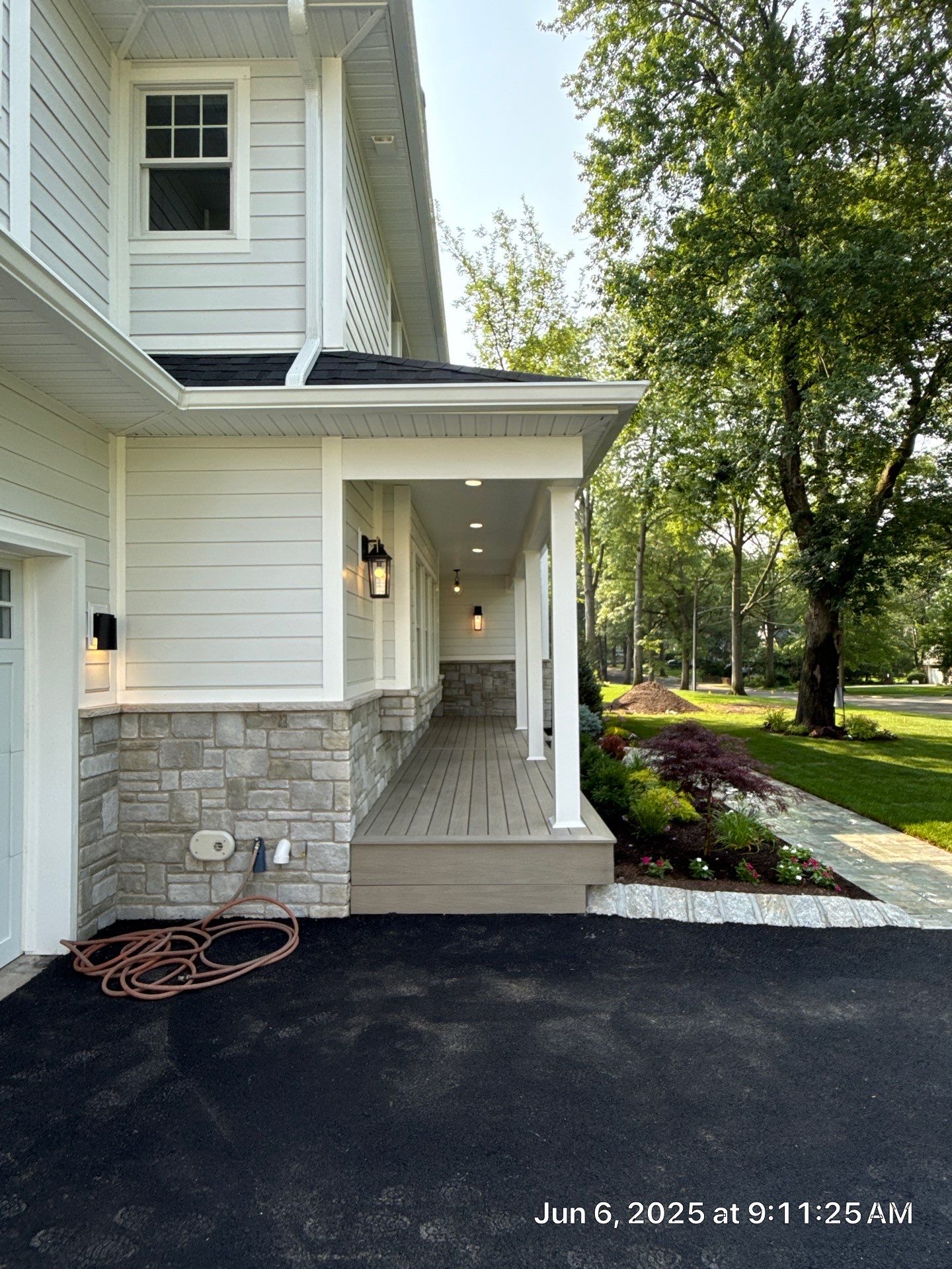 Outdoor weatherproof outlet